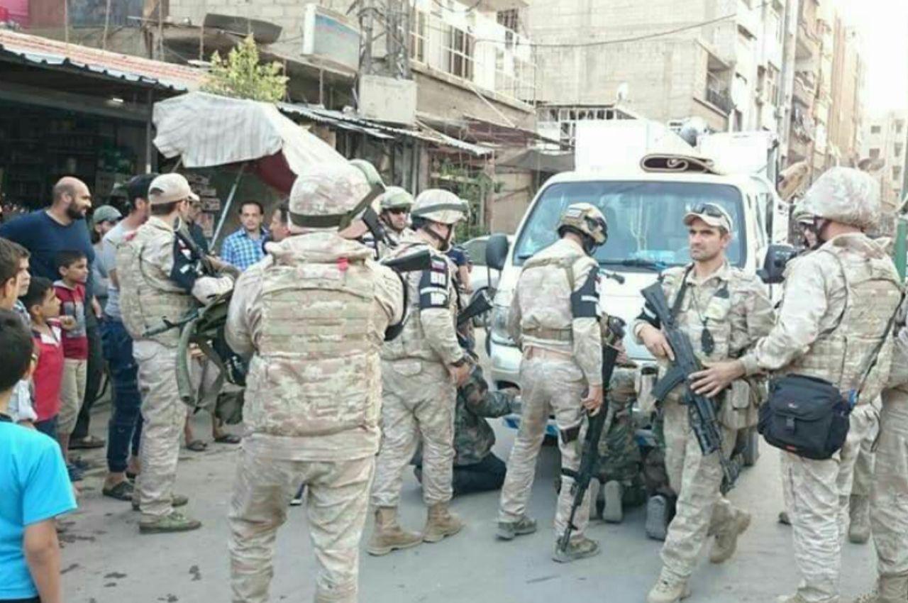 ロシア軍憲兵隊がダマスカス郊外県バッビーラー町内の空き家で窃盗・略奪を行うシリア軍兵士を取り抑えた写真がSNSで拡散（2018年5月26日